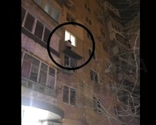 Одесситка после ссоры с мужем вылезла в окно: в полиции показали видео