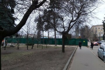 Загадкова забудова з'явилася в Києві на Шулявці, фото: жителі занервували