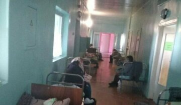 "Сохрани, Господи": пациенты лежат на полу в больнице на Луганщине, кадры