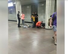 Мужчине стало плохо в харьковском метро, фото: "лежал на платформе"