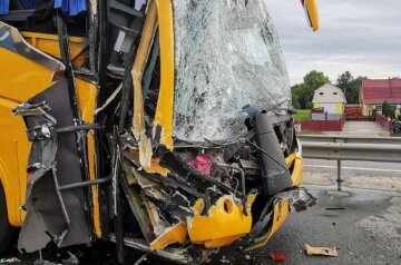 "На повному ході врізався": автобус з українцями розбився на трасі, перші фото