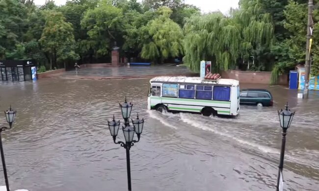 Український курорт пішов під воду: "Дороги перетворилися на річки", кадри апокаліпсису