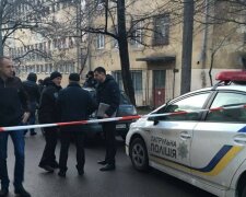 Вандалы в Одессе уничтожают все на своем пути, фото: под руку попали автомобили и витрины кафе