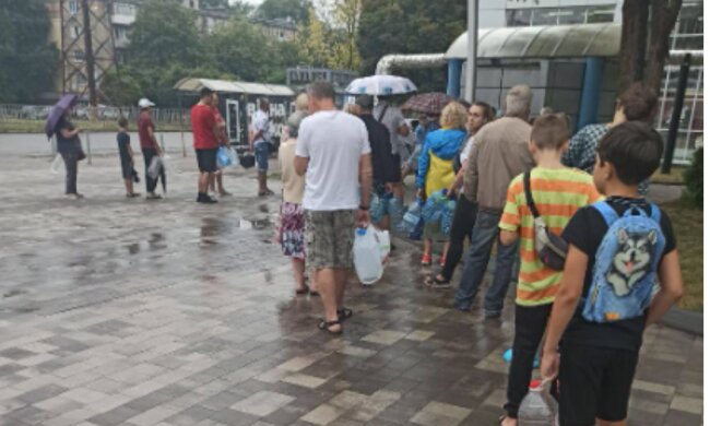 У Дніпрі люди вишиковуються у величезну чергу, щоб набрати воду: у водоканалі роблять все можливе