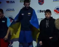 "Що коїться?": в українського боксера відібрали прапор на змаганнях, кадри
