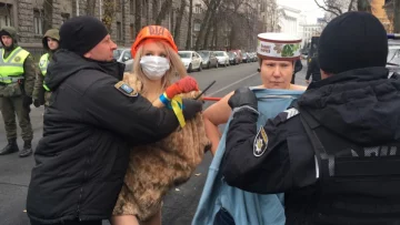 femen, порошенко, акция, день достоинства и свободы, голые, акція, день гідності і свободи, голі,