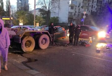 Авто зім'яло від удару у вантажівку, є жертви: кадри трагічної ДТП у Києві