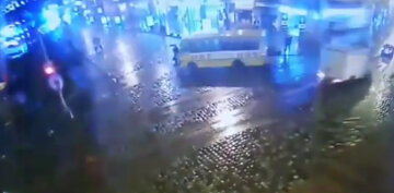 Водитель маршрутки снес людей прямо на переходе, кадры трагедии во Львове: «протащил за собой…»