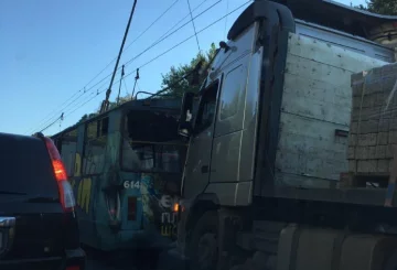 Водій на фурі протаранив тролейбус в Одесі: що відомо на даний момент