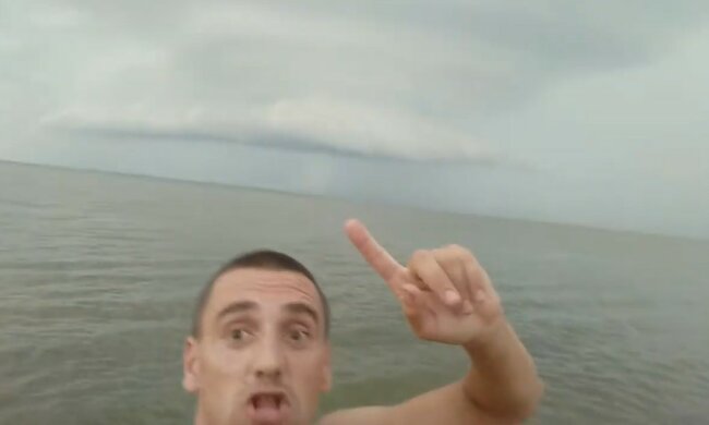 На популярном украинском курорте разбушевался ураган, кадры стихии: "Жесть, видимость нулевая"