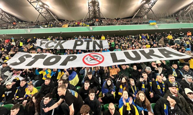 Болельщики устроили перформанс на матче украинской сборной с плакатами против путина и лукашенко