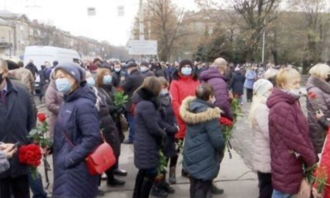 Жителі Дніпра провели в останній путь легендарного українця, фото: "Він був великий..."