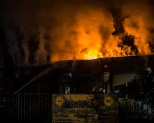 В Киеве огонь разбушевался в ресторане, пламя полностью охватило заведение: детали и кадры ЧП