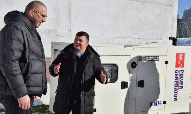 Під звуки сирен та у тісних укриттях: навіщо впливові польські благодійники приїхали на київський Поділ