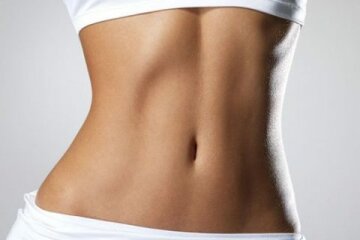 Врачи посоветовали есть бананы и яблоки для плоского живота