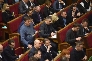 В Украине хотят урезать зарплаты нардепов и сократить их колличество до 50 человек: появился документ