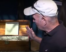 Мужчина нашел в своем доме "капсулу времени", которую замуровали в стене 100 лет назад