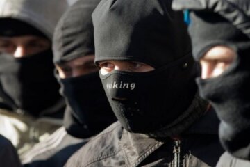 Вооруженные титушки устроили погром в Киеве, крушат все подряд: полиция бездействует, кадры