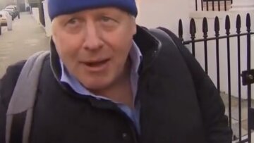 Джонсон разгуливает по улицам Лондона в шапке с шутливой надписью на украинском: забавное видео