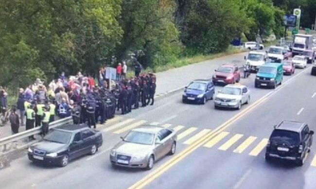 Бунт на мосту-метро в Киеве: силовики приняли меры, видео противостояния