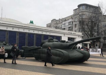 Протест у центрі Києва: на вулиці помітили танки, фото з місця подій