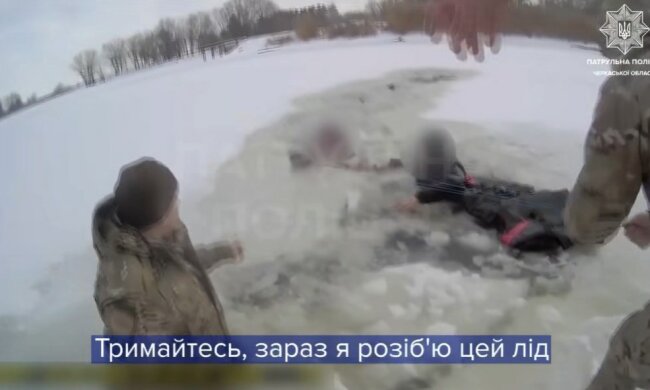 За крок до біди: у Черкасах патрульні витягли подружжя з крижаної пастки