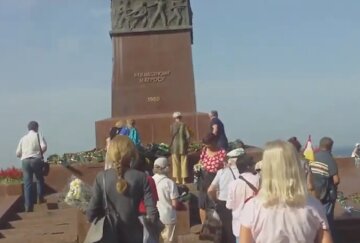 Одесситы превратили мемориал на Аллее Славы в мангал: кадры дикого шабаша