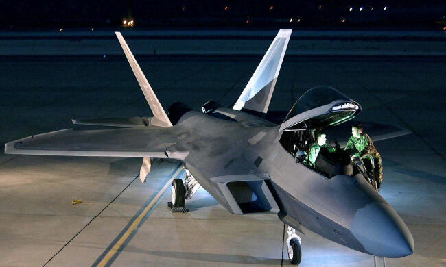 1504278-f_22_raptor_1