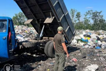 Масове звалище посеред поля під Білою Церквою: екоінспектори піймали порушників на гарячому