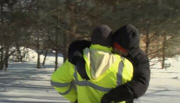 "Поступить иначе не мог": украинский медик на плечах 2 километра протащил бившегося в судорогах больного