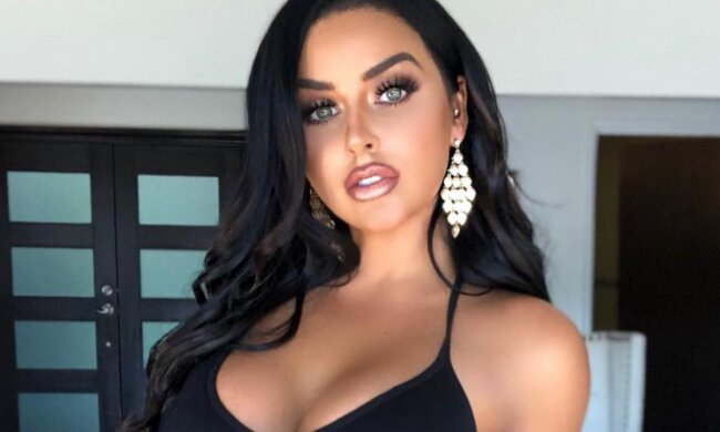 Гаряча Ебі Речфорд приміряла крихітну білизну, знімок облетів мережу: «Лялечка»