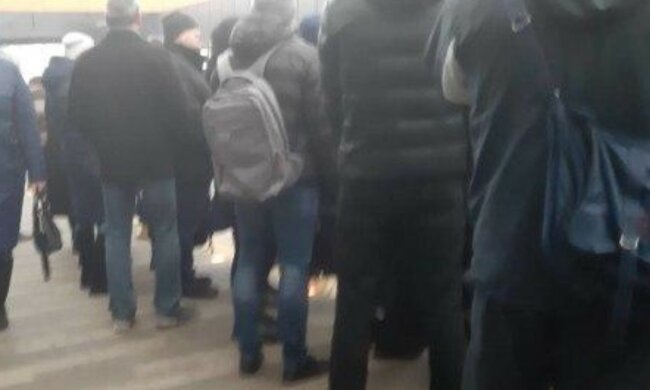 Дальше пешком: харьковчан в мороз высадили из общественного транспорта, кадры происходящего