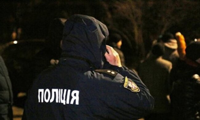 "Лежала біля метро": у Дніпрі розшукують родичів бездомного бабусі, фото