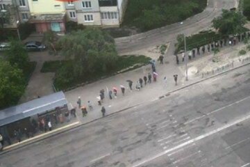 Люди страждають через транспортний колапс у Києві, фото: "Зате нічні клуби вже працюють"
