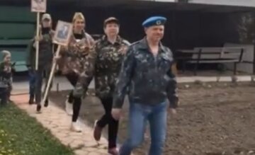Россияне устроили акцию "Бессмертный полк" во дворе: видео безумного "победобесия"
