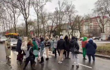 "Устали лечить бесплатно": медики взбунтовались в Одессе, кадры протеста