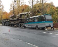 Автобус врізався у військовий тягач: 11 людей постраждали (фото)