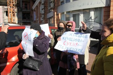 "Кинув дружину - кине і Київ" - в столиці жінки протестували проти Пальчевського