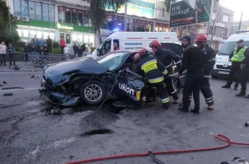 Легковик на повній швидкості протаранив таксі, багато постраждалих: кадри ДТП на українській трасі