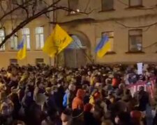 Українці прийшли під Офіс президента, втрутилася поліція: кадри заворушень у Києві