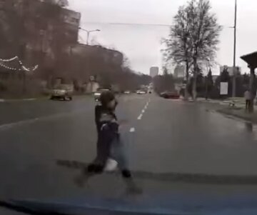 Ребенок неожиданно выбежал на дорогу под Одессой: кадры видеорегистратора появились в сети