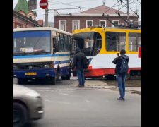У центрі Одеси трамвай протаранив маршрутку з людьми, рух заблоковано: відео аварії