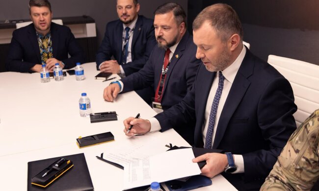 Гелікоптери Bell: на масштабній оборонній виставці AUSA 2025 у США підписано історичний Меморандум