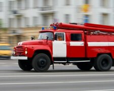 спасатели-пожарная машина