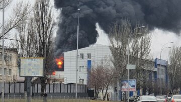 Масштабный пожар вспыхнул в Киеве: появились первые подробности и фото