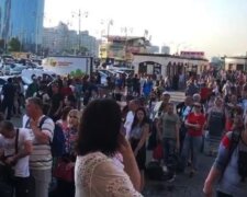 Переполох у Києві: натовпи людей не можуть потрапити в метро, фото подій