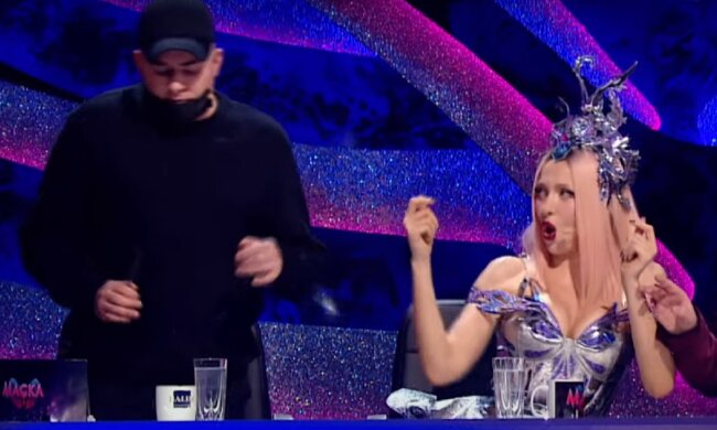 Вечный холостяк Данилко полез с поцелуями к Поляковой на шоу "Маска", украинцы обескуражены: "Ниже, ниже…"