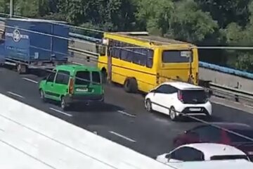 В Киеве маршрутка потеряла колеса на полном ходу, видео: "Вместе с задней осью"