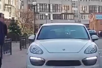 Неадекват з пістолетом влаштував переполох у Києві: відео вражає