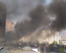 Потужний пожежа охопила ресторан у Києві, чорний дим видно здалеку: кадри НП